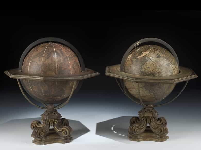 Detailabbildung: Paar Globen auf geschnitzten Holzsockeln