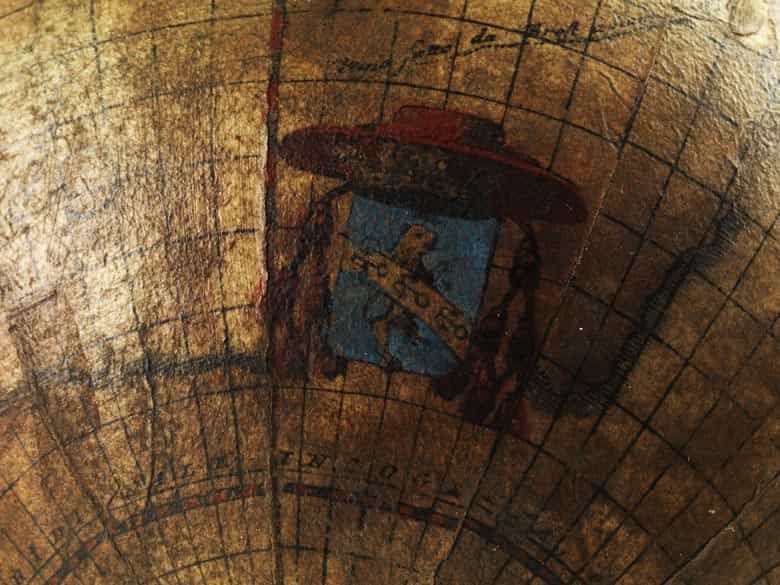 Detailabbildung: Paar Globen auf geschnitzten Holzsockeln