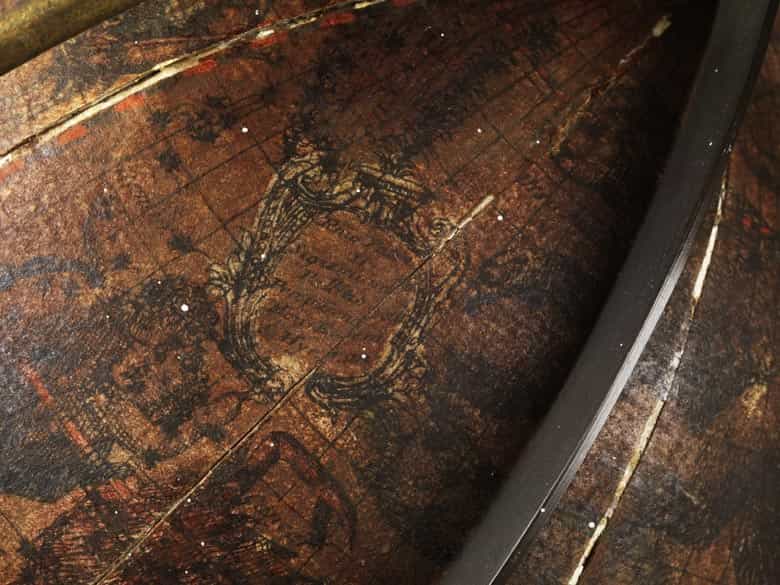 Detailabbildung: Paar Globen auf geschnitzten Holzsockeln