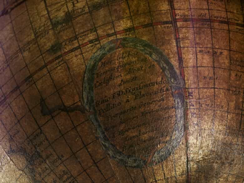 Detailabbildung: Paar Globen auf geschnitzten Holzsockeln