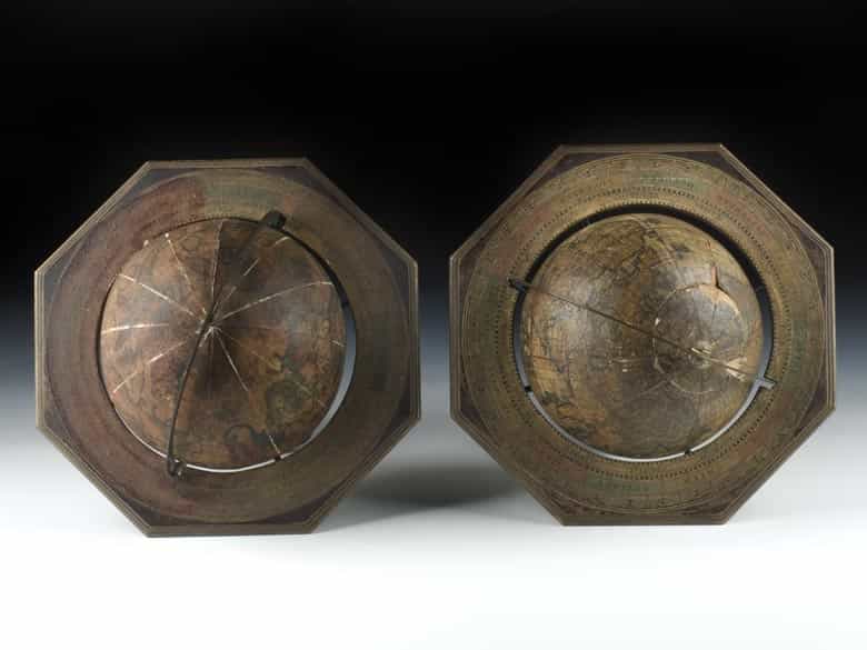 Detailabbildung: Paar Globen auf geschnitzten Holzsockeln