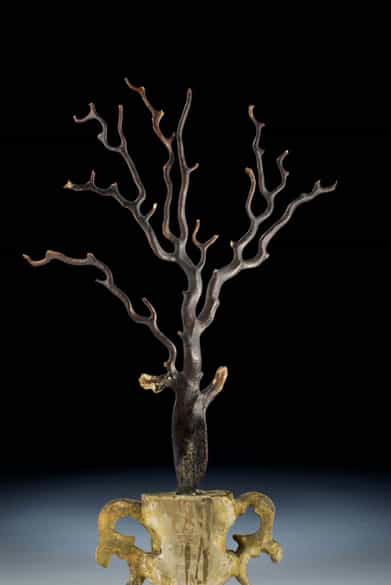 Detailabbildung: Schwarzer Korallenbaum über geschnitzter Vase