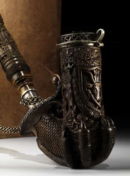 Detailabbildung: Reich beschnitzte Tabakpfeife mit Silbermontierung und Silberkette