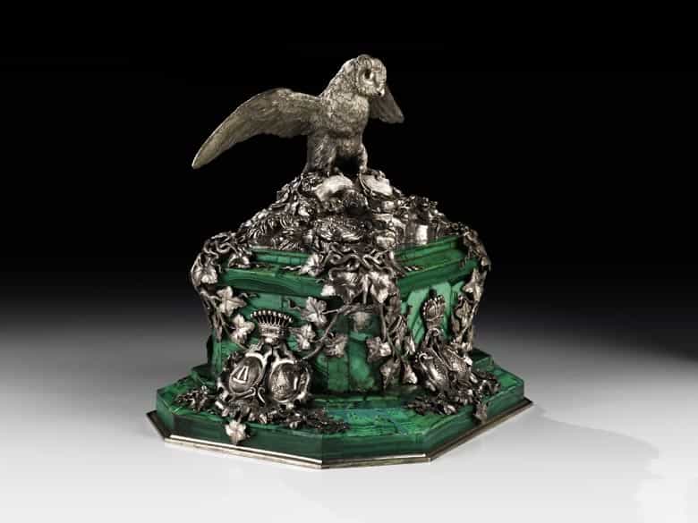 Detailabbildung: Miniaturdenkmal in Malachit und Silber mit dem Wappen der Fürsten Wrede