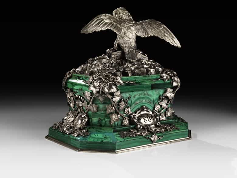 Detailabbildung: Miniaturdenkmal in Malachit und Silber mit dem Wappen der Fürsten Wrede