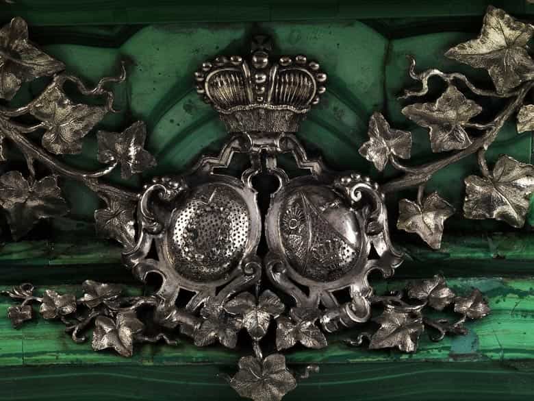 Detailabbildung: Miniaturdenkmal in Malachit und Silber mit dem Wappen der Fürsten Wrede