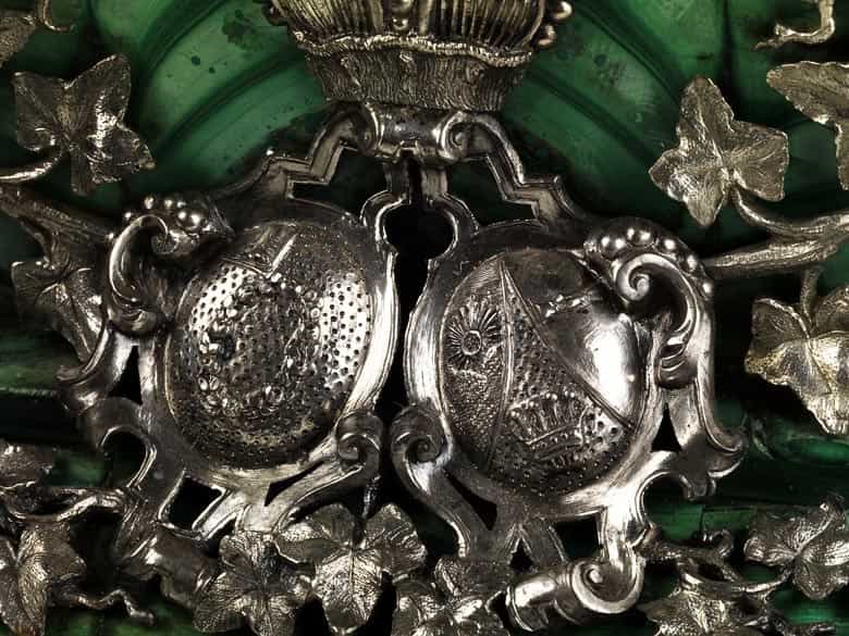 Detailabbildung: Miniaturdenkmal in Malachit und Silber mit dem Wappen der Fürsten Wrede