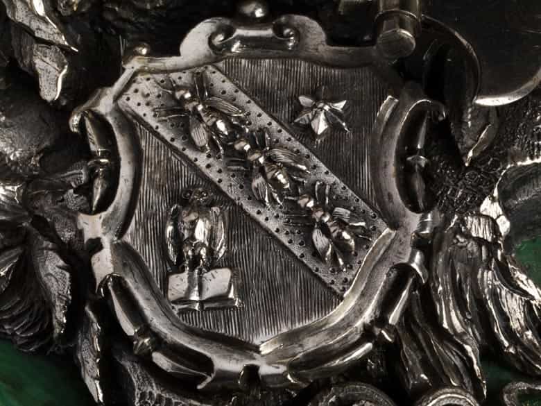 Detailabbildung: Miniaturdenkmal in Malachit und Silber mit dem Wappen der Fürsten Wrede