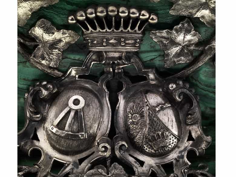 Detailabbildung: Miniaturdenkmal in Malachit und Silber mit dem Wappen der Fürsten Wrede