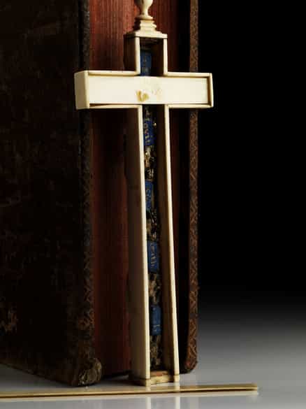 Detailabbildung: Elfenbein-Reliquienkreuz