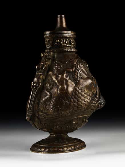 Detailabbildung: Bronzeflasche mit figürlicher Reliefdarstellung