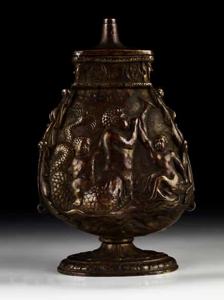 Detailabbildung: Bronzeflasche mit figürlicher Reliefdarstellung