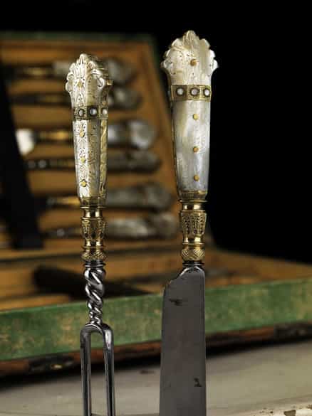 Detailabbildung: Barockes Besteck mit Besteckkasten in Buchform