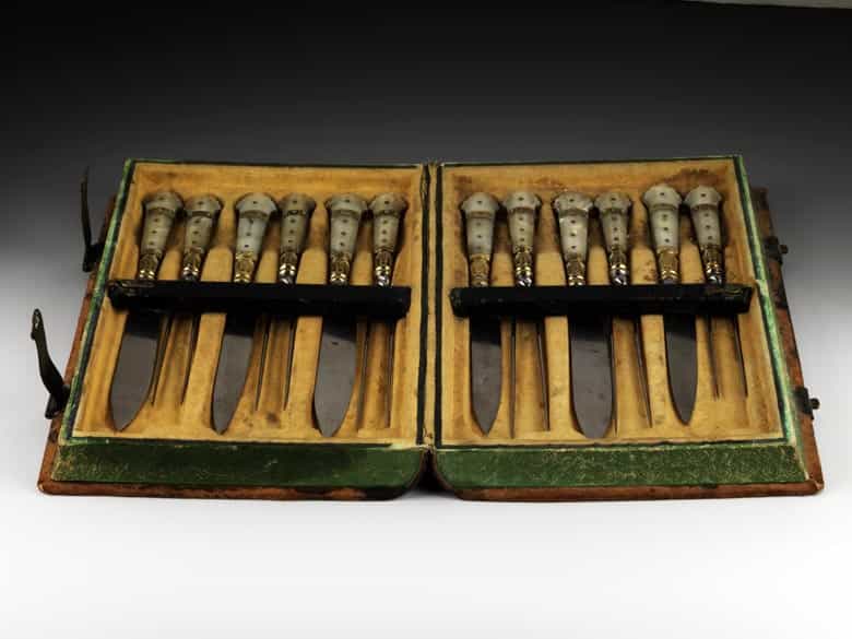 Detailabbildung: Barockes Besteck mit Besteckkasten in Buchform