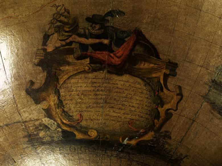 Detailabbildung: Großer Globus auf figürlich geschnitztem, blattvergoldetem Fuß