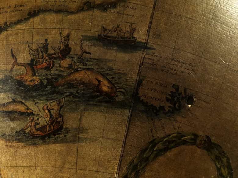 Detailabbildung: Großer Globus auf figürlich geschnitztem, blattvergoldetem Fuß