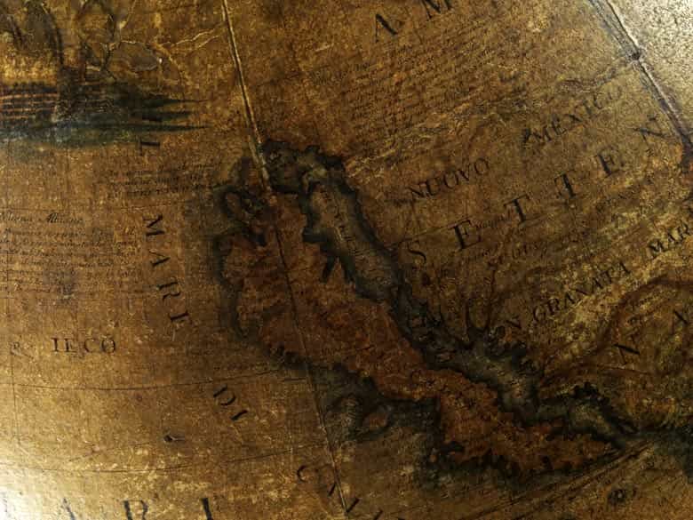 Detailabbildung: Großer Globus auf figürlich geschnitztem, blattvergoldetem Fuß