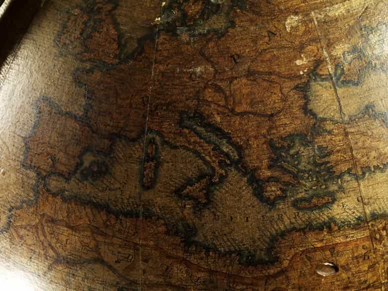 Detailabbildung: Großer Globus auf figürlich geschnitztem, blattvergoldetem Fuß