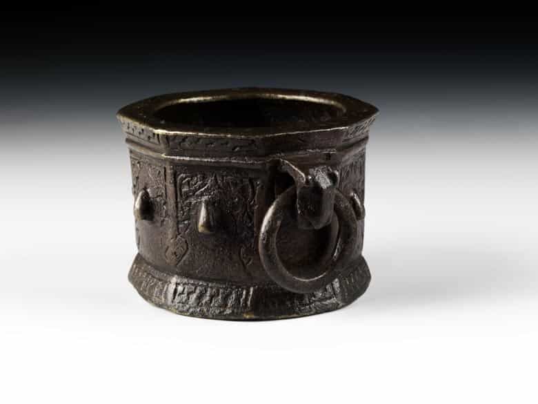 Detailabbildung: Iranischer Bronzemörser