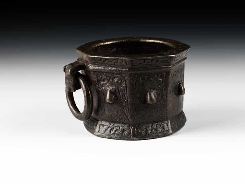 Detailabbildung: Iranischer Bronzemörser