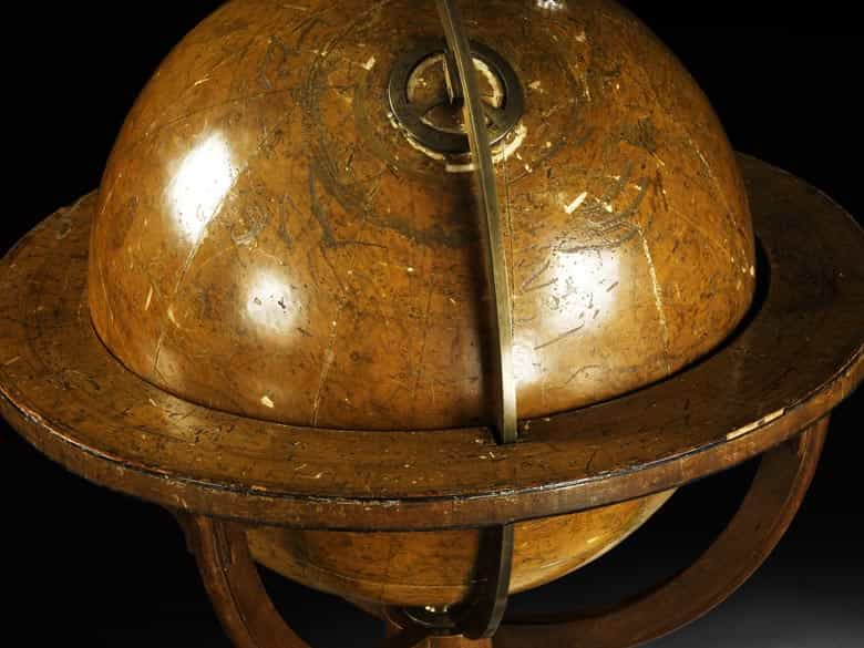 Detailabbildung: Großer Himmelsglobus über hölzernem Dreifuß mit Kompass