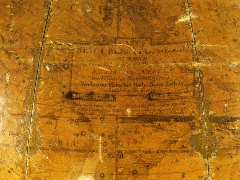 Detailabbildung: Großer Himmelsglobus über hölzernem Dreifuß mit Kompass