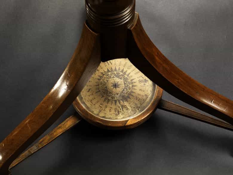 Detailabbildung: Großer Himmelsglobus über hölzernem Dreifuß mit Kompass