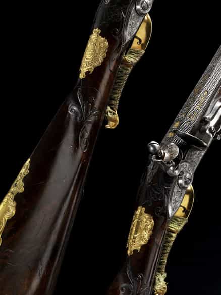 Detailabbildung: Seltene Waffengarnitur bestehend aus einer Steinschloss-Büchse, zwei Steinschloss-Vogelflinten und einer Steinschloss-Pistole