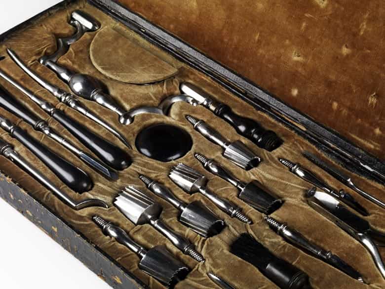 Detailabbildung: Chirurgischer Besteckkasten