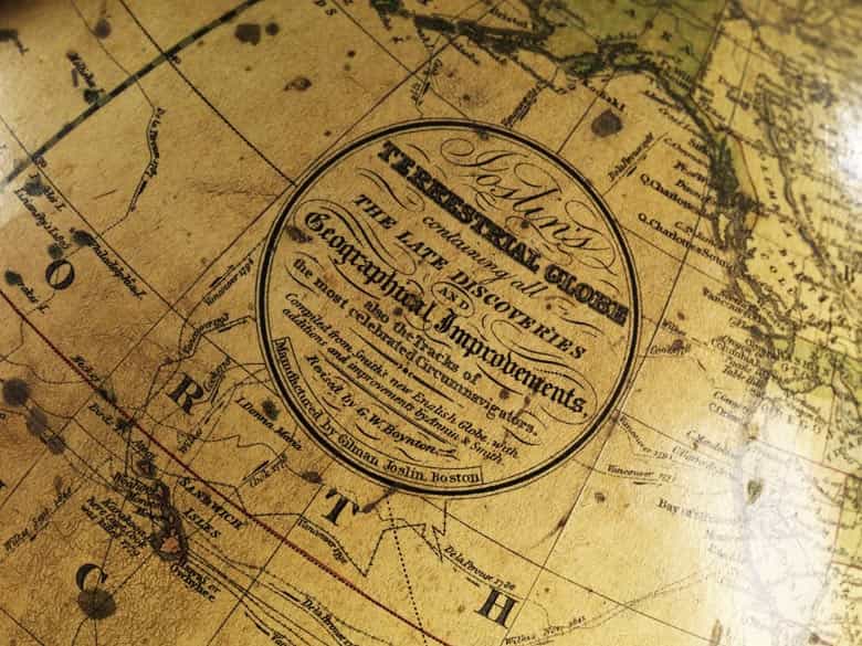 Detailabbildung: Großer Erdglobus mit Kompass