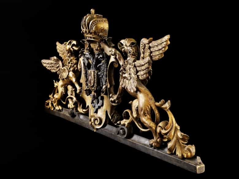 Detailabbildung: Große geschnitzte und gefasste Supraporte