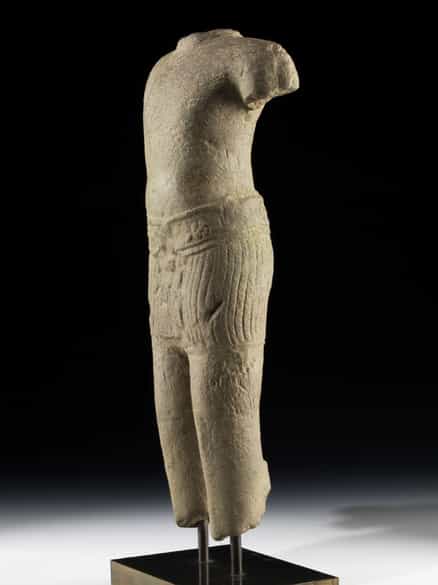 Detailabbildung: Torso einer Steinfigur des Vishnu