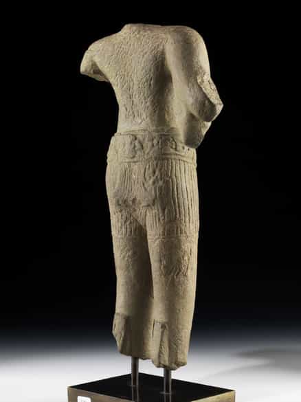 Detailabbildung: Torso einer Steinfigur des Vishnu