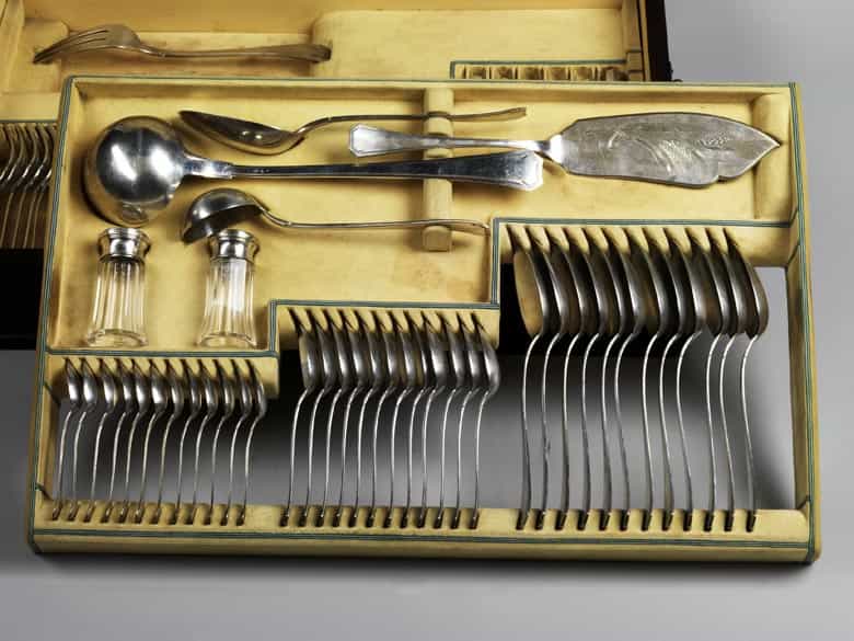 Detailabbildung: Silbernes Essbesteck im Holzkasten