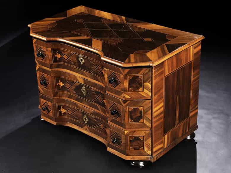 Detailabbildung: Dreischübige Barock-Kommode