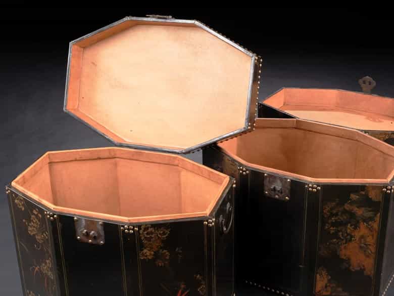 Detailabbildung: Paar bemalte, lederbezogene Schatullen