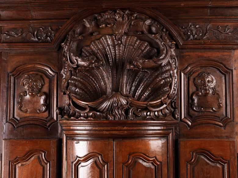 Detailabbildung: Hoher Wandschrank mit figürlichen Schnitzereien