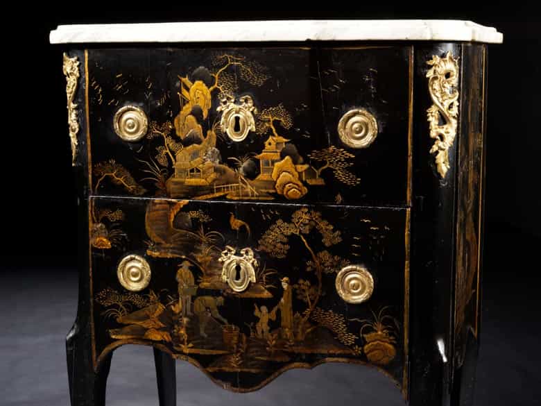 Detailabbildung: Kleine Chinoiserie-Kommode in Schwarzlack mit Goldmalerei und Marmorplatte