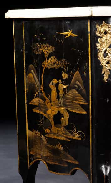 Detailabbildung: Kleine Chinoiserie-Kommode in Schwarzlack mit Goldmalerei und Marmorplatte