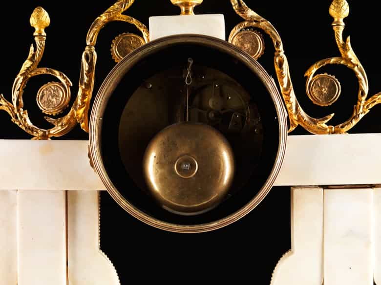 Detailabbildung: Große Louis XVI-Portaluhr