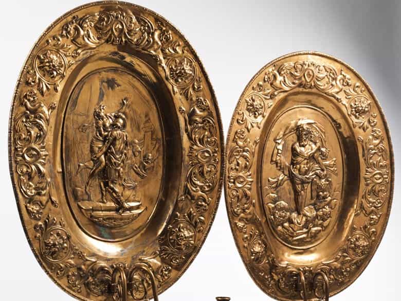 Detailabbildung: Paar große, getriebene Wandappliken mit Kerzenhalterungen