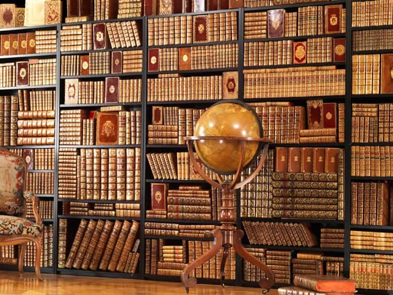 Detailabbildung: Prunkvolle Bibliothek mit 1067 Büchern des 18. Jahrhunderts