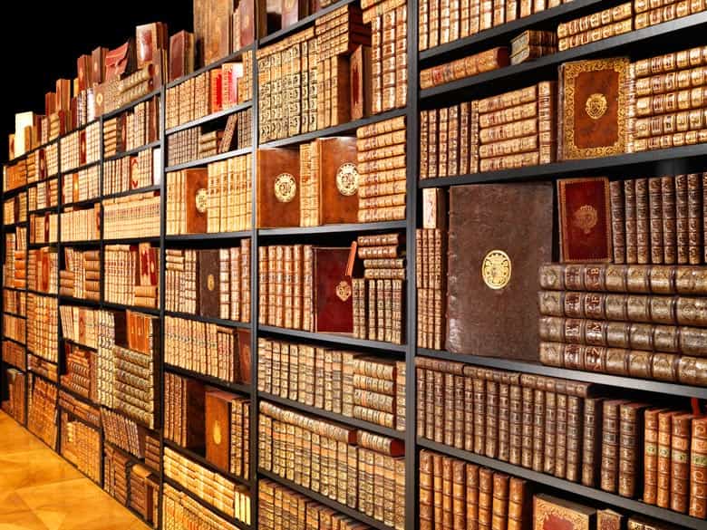 Detailabbildung: Prunkvolle Bibliothek mit 1067 Büchern des 18. Jahrhunderts