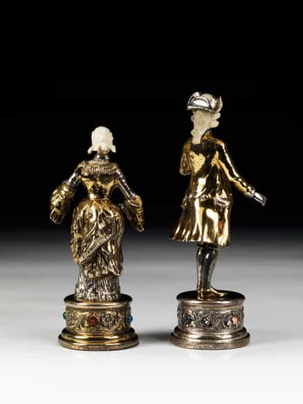 Detailabbildung: Zwei Figuren aus Silber und Elfenbein