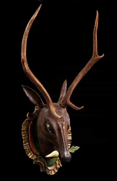 Detailabbildung: Geschnitzter Hirschkopf mit Jagdtrophäe