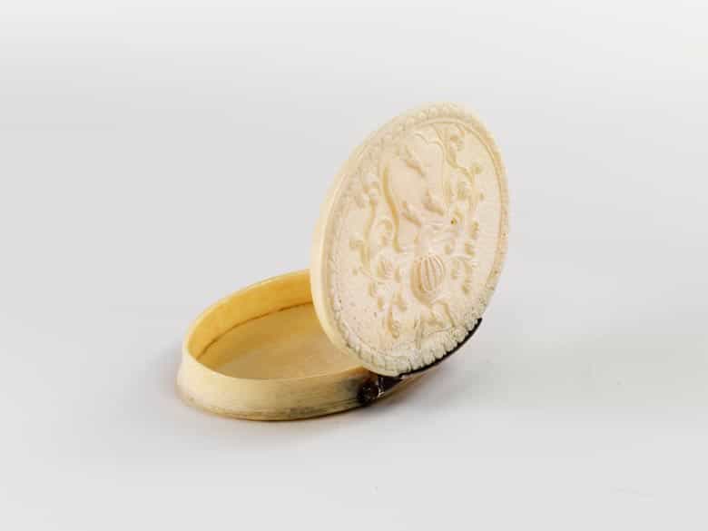 Detailabbildung: Ovale Dose in Elfenbein