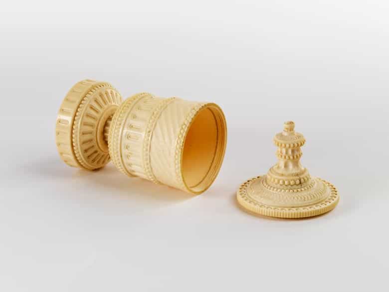 Detailabbildung: Kleiner Elfenbein-Deckelpokal