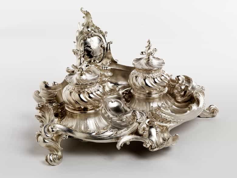 Detailabbildung: Silbernes Prunkschreibzeug im Rokoko-Stil