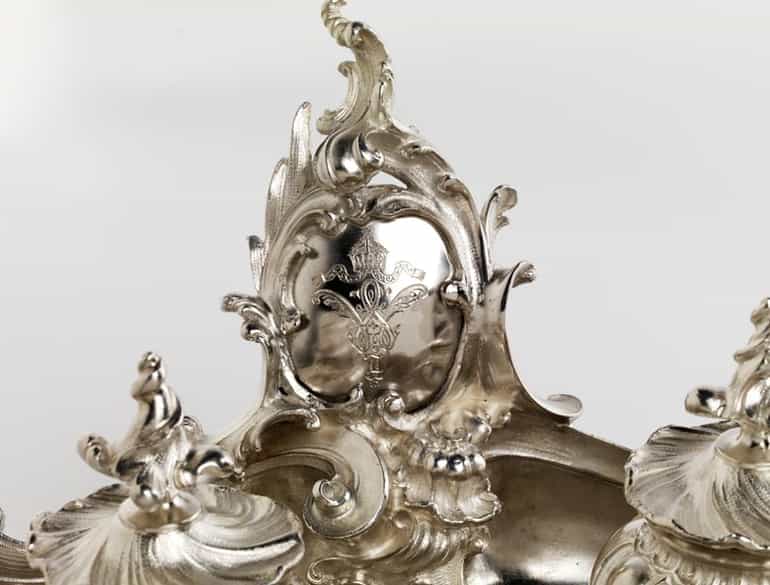 Detailabbildung: Silbernes Prunkschreibzeug im Rokoko-Stil