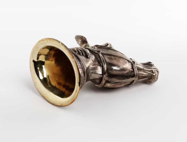 Detailabbildung: Seltener silberner Pferdkopf-Sturzbecher